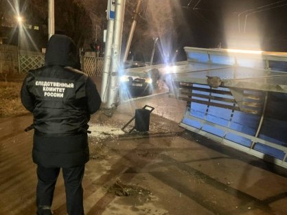 В Саратове следователями СК возбуждено уголовное дело по факту смерти женщины в результате опрокидывания остановочного павильона. Видео.